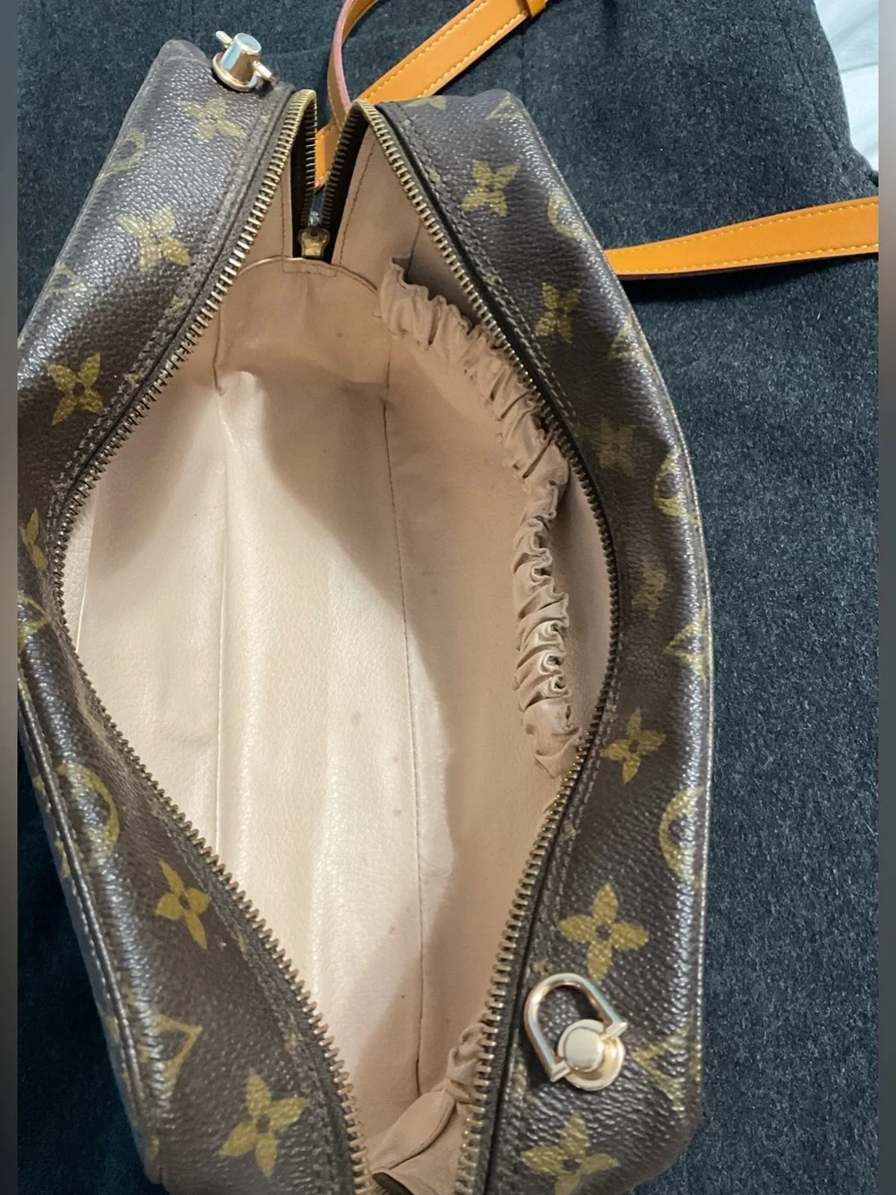 ✅LV TROUSSE 28 CLUTCH 862TH
AUTHENTIC LOUIS VUITTON - Picture 7 of 13
